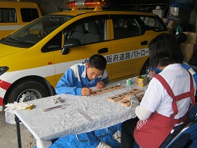 「竹内街道」木製プレート製作風景2