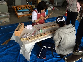 「竹内街道」木製プレート製作風景
