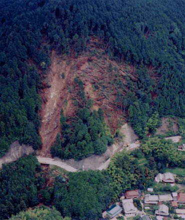 山腹崩壊（被災直後の写真）
