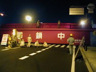 写真。夜間に鉄扉を閉鎖する訓練