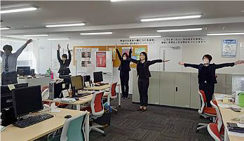 ラジオ体操をしている様子