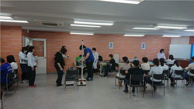 健康診断を行っている様子