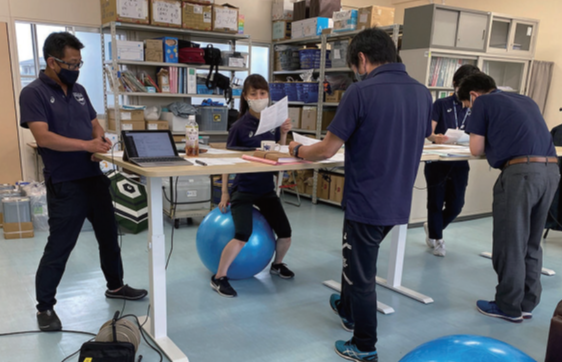 スタンディングでミーティングをしている様子