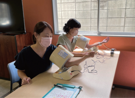 血圧測定を行っている様子