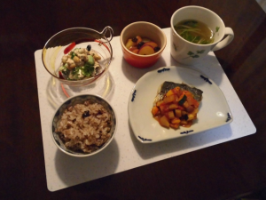食物繊維たっぷり！サワラと十六穀米定食の写真