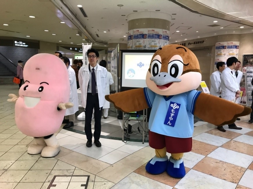 もずやんとマスコットキャラクターの街頭での啓発活動の様子