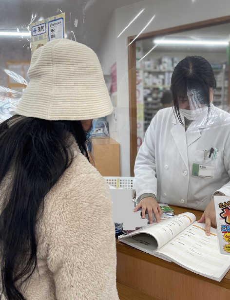 外国人対応マニュアルを用いた説明の様子