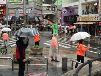 雨の中のサンプリングの様子