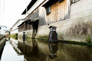 御領水路と御領菅原神社を眺める御領橋周辺