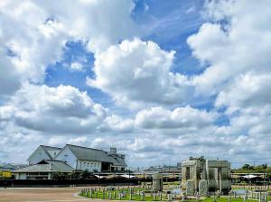 東大阪市民美術センターを眺める花園ラグビー場前