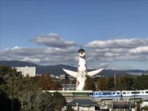 太陽の塔と北摂山系を眺める万博記念公園大階段