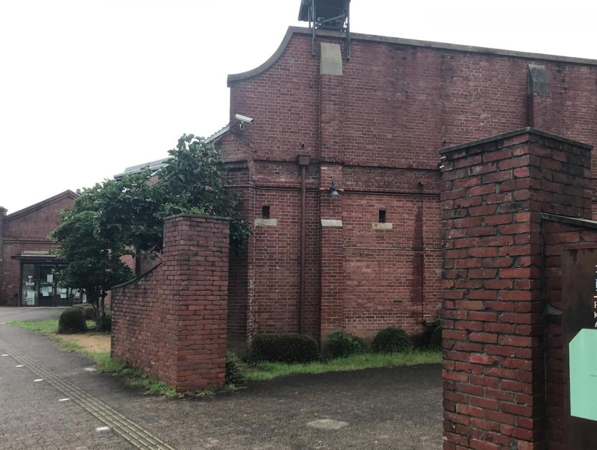 熊取交流センター煉瓦館を眺める熊取歴史公園