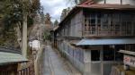 能勢妙見さんの参道にある廃業した旅館、土産物屋さんの景色を眺める能勢妙見さんの参道