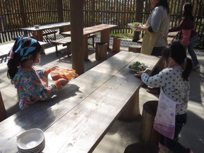 小学生が配膳をしている様子