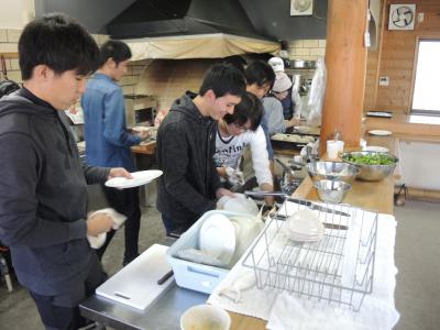 お皿洗いをしている様子