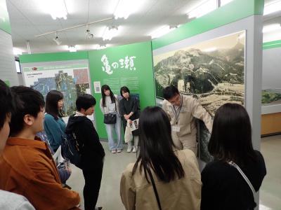 亀の瀬地すべり歴史資料室見学の様子
