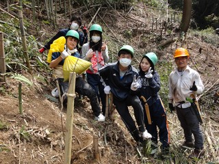 植樹したヤマザクラの前で記念写真