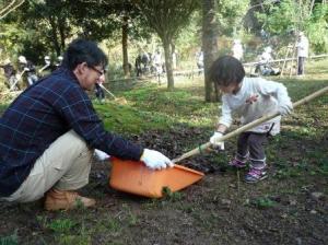 お父さんと作業している子供の様子