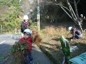 草刈りを手伝っている子供の様子