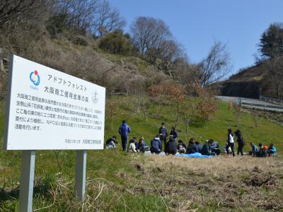 参加者全員でお昼のお弁当を食べてる写真。