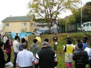五条古墳のお話を聞く参加者