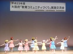 忠岡町放課後子ども教室フラ教室のみなさんによるフラダンスの様子