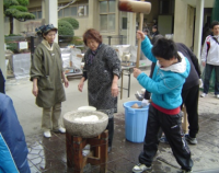 お餅つきのようす