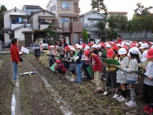 畑についての話を聞く