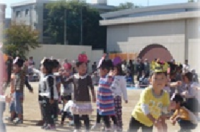 お面をかぶってダンスをするプログラムの様子