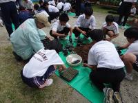 地域のみなさんと中学生とで緑化活動