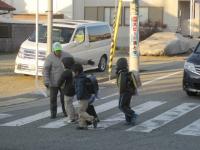 地域の方々とPTAでの朝の見守り活動のようす