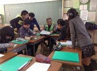 地域の防災委員の方から防災について学ぶようす