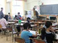 土曜教室で学習しているようす