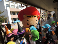 ゆるキャラのふくまるくんと幼稚園児