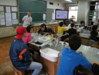 北小フェスタでの科学教室のようす