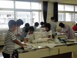 保護者による授業応援ボランティアの様子