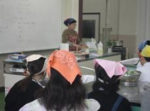 地域の方を講師に招いての家庭科の郷土料理の学習のようす