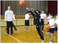 地域のスペシャリストによるクラブ活動指導のようす