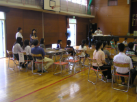地域の方々を招いての報告会のようす