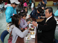 茶道を体験する子どもたちのようす