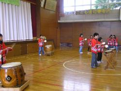 ふれあい交流給食での太鼓演奏の様子
