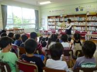 お話会でボランティアさんの読む本に引き付けられる子どもたち