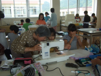 ミシンがけの指導の補助のようす