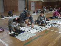書初め大会　書の達人の指導をうけるようす