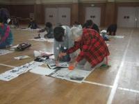 書初め大会　書の達人の指導を受ける様子2
