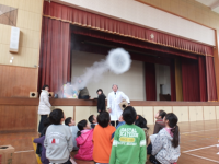ペットボトルでの空気砲のようす