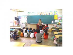 画像です。ボランティアの読み聞かせを聞いている様子1