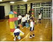 こども広場で遊ぶ子どもたち