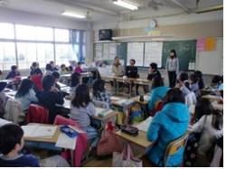 昔のくらしを熱心にきく様子