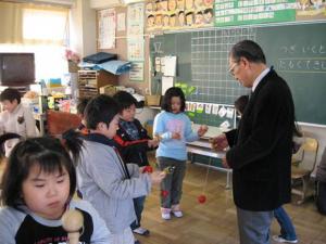けん玉で遊ぶ